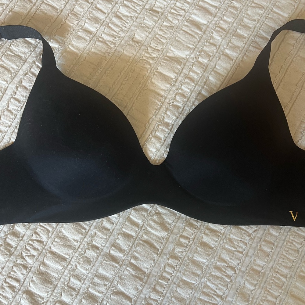 Black Victoria’s Secret very sexy so obsessed smooth wireless push up bra
